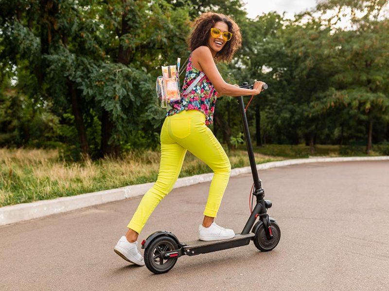 joven-mujer-divirtiendose-parque-montando-patinete-electrico-qdmqzxxzh0ens5idk2c8i00qlkbiciuvd2ujxhhpbk