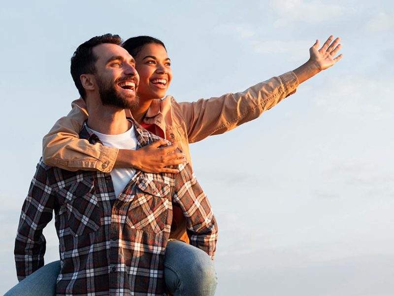 man-holding-his-girlfriend-on-his-back-with-copy-space-qdmqzxxzh0ens5idk2c8i00qlkbiciuvd2ujxhhpbk